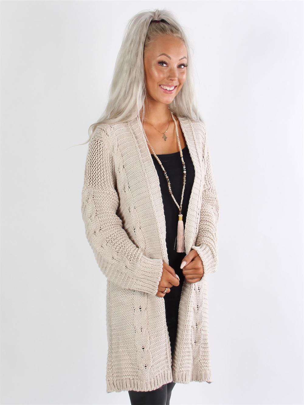 Bologna - Beige kabelstrikket cardigan med lange ærmer